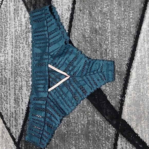 VICTORIA SECRET 2019 V CUT-OUT CHEEKY PANTIES - Picture 4 of 8